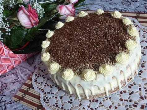 Detail zdobenia torty s vaječným likérom