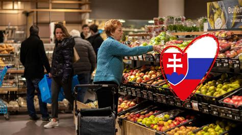 Zamestnanec v supermarkete aranžuje ovocie a zeleninu