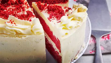 Výrazne červený Red Velvet koláč s bielym krémom