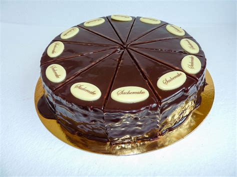Sacherova torta s klasickou čokoládovou polevou