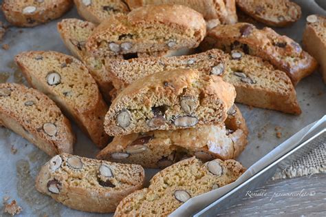 Fotografia rôznych druhov talianskych sušienok Cantuccini a Ricciarelli