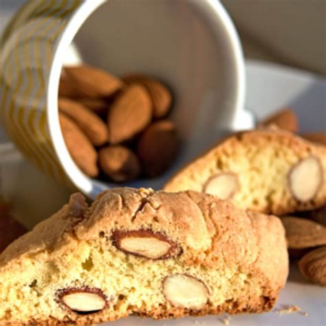 Štruktúra sušienky Cantuccini s viditeľnými mandľami