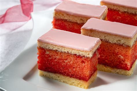 Hotové punčové rezy pripravené na krájanie