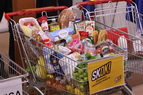Nákupný košík plný pikantných produktov
