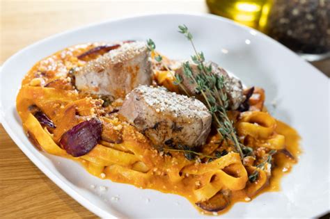 Tanier s bravčovou panenkou a zelerovo-jablkovým pyré