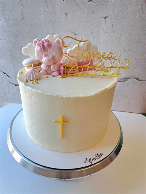 torta na krst s personalizovaným nápisom a figúrkami