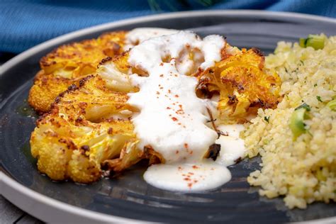 Ilustračná fotografia pečených vegánskych krídelok z karfiolu