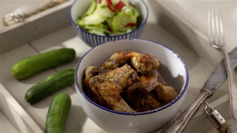 Aranžmán s grilovanými kuracími krídelkami a prílohami