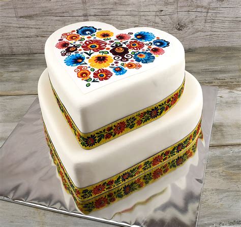 Svadobná torta v tvare dvoch sŕdc, čierno-biela kombinácia