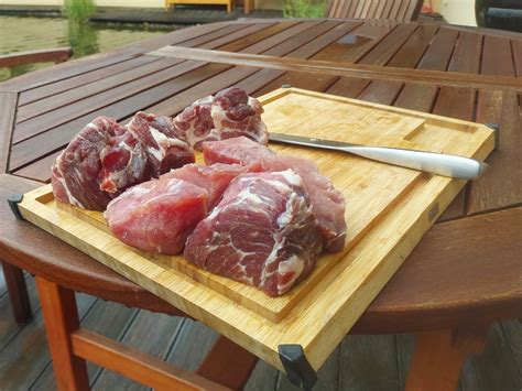 Rezy mäsa pred krájaním