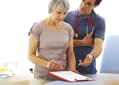 lekár konzultuje pacienta