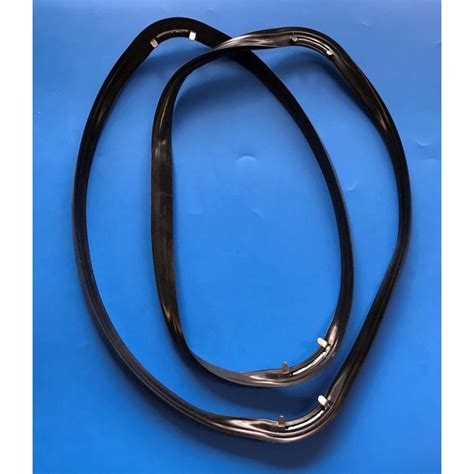 Detail dvierok elektrickej rúry s dvojitým sklom