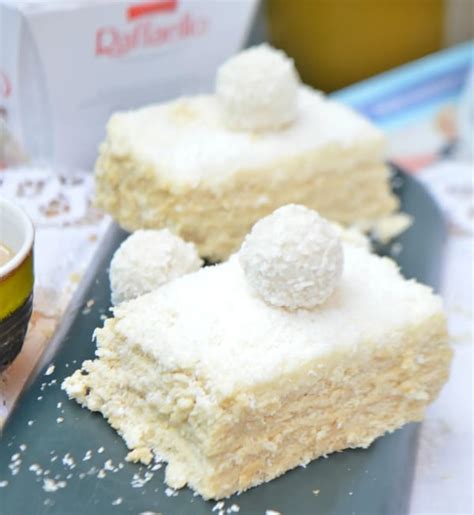 Hotové Raffaello rezy posypané kokosom