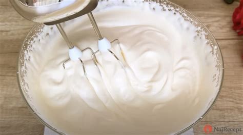 Proces rolovania piškótového cesta