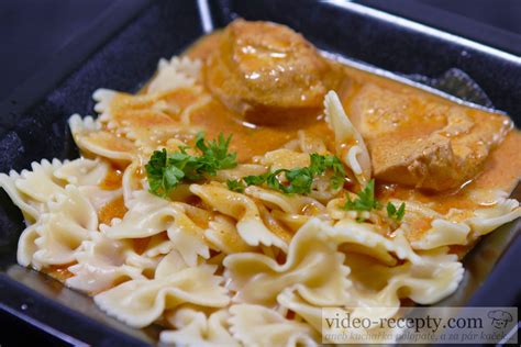 Servírovanie sójového stroganova s cestovinami
