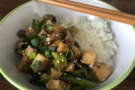 Tofu nakrájané na kocky a pripravené na marinovaní