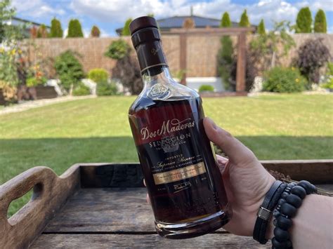 Fľaša kvalitného rumu na prípravu punču