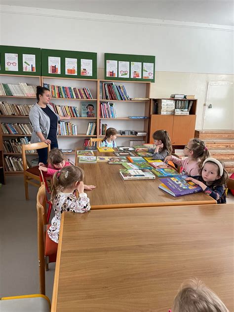 Deti čítajúce knihy v školskej knižnici