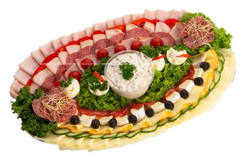 Klasická slovenská obložená misa s klobásou, vajíčkami a zeleninou