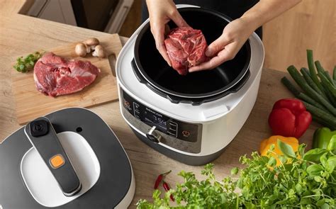 Štýlová fotografia rôznych druhov jedál pripravených v elektrickom hrnci