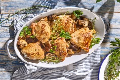 Ilustrácia diviačieho stehna s hubami