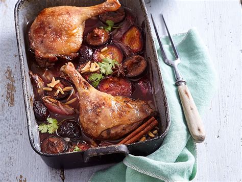 Ilustrácia diviačieho stehna so slivkami