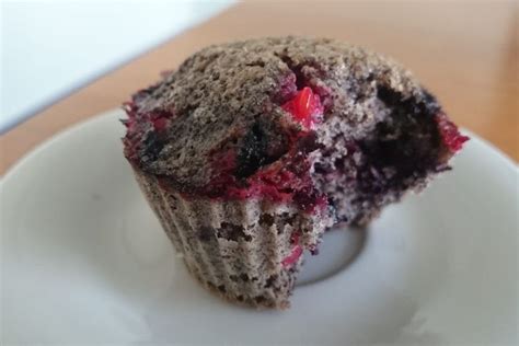 Hotové makové muffiny s bobuľovým ovocím