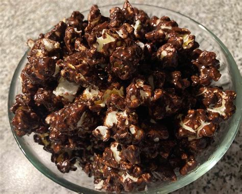 Čokoládový popcorn v miske