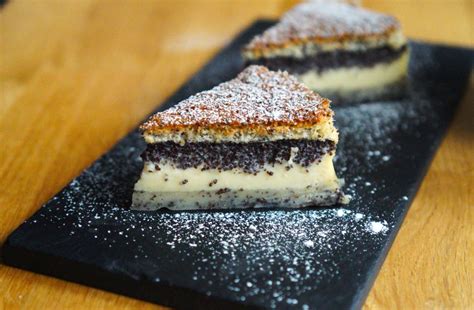 Umelecké zobrazenie makového koláča na stole