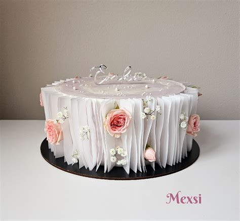 Príklad torty zdobenej jedlým papierom s motívom slovenskej výšivky