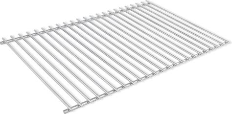 Nerezový rošt na grile s pripraveným jedlom