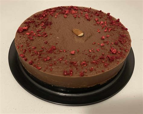 Hotová torta so šteniatkom z marcipánu