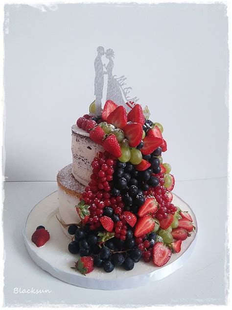 Vrstvená torta s ovocným vodopádom