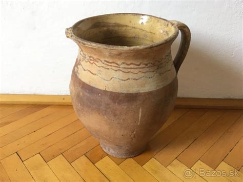 Hlinený hrniec s hrubým dnom