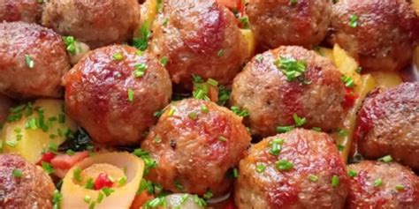 Zemiaky a mäsové guľky na plechu