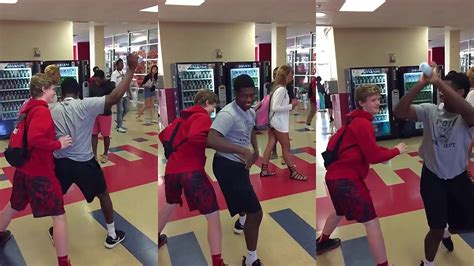 Osoba s jablkom a fľašou vody