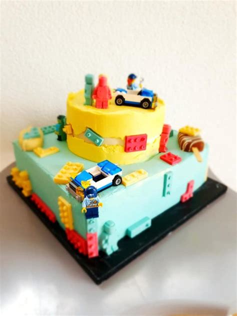 Detail zdobenia Lego torty poťahovou hmotou
