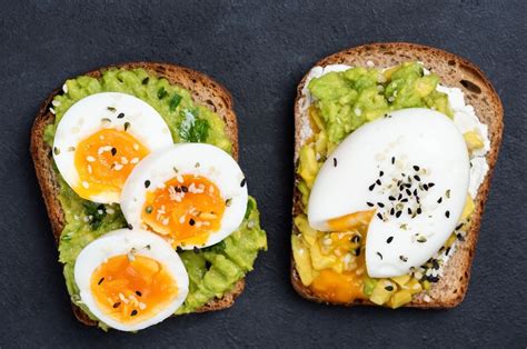 Toast s avokádom a vajíčkom