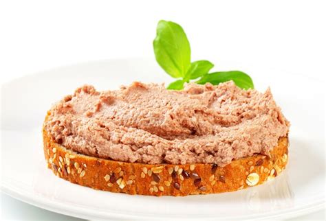 Servírovaná nátierka z údeného mäsa na pečive