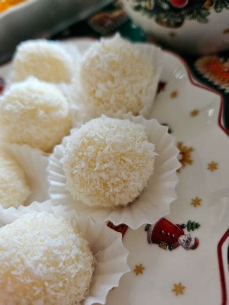 Ilustračná fotografia kokosových guľôčok s mandľami