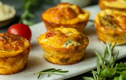 Vajíčkové muffiny s cottage cheese, šunkou a paradajkami