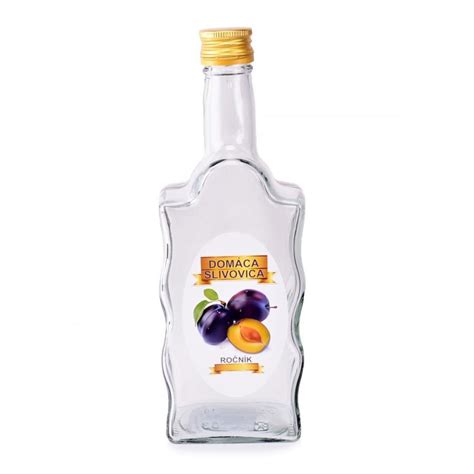 Vanilkové struky a fľaša alkoholu
