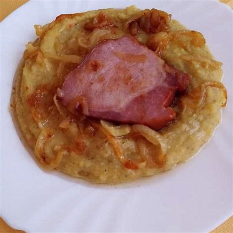 Nasekané údené mäso a cibuľa