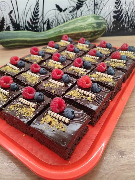 Hotový cuketový koláč s čokoládovou polevou a zdobením