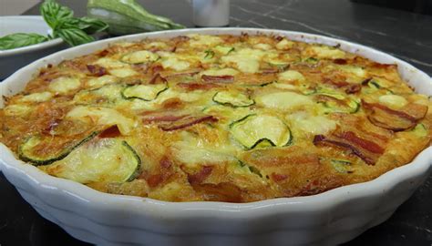 Slaný cuketový koláč so syrom a pancettou pripravený na servírovanie