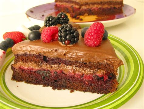 Ozdobený tort s parížskou šľahačkou a ovocím