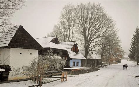 Ilustrácia slovenskej dediny v zime