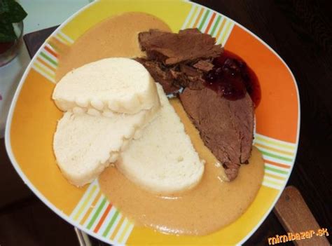 Plátok prírodného rezňa z diviaka na tanieri