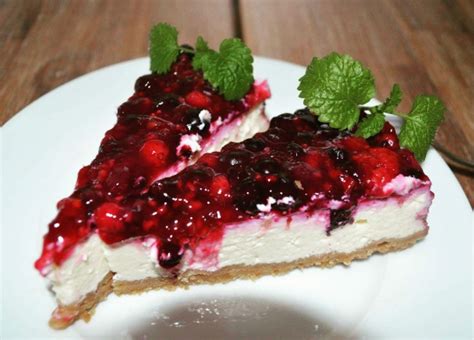 Hotový tvarohový cheesecake s ovocím