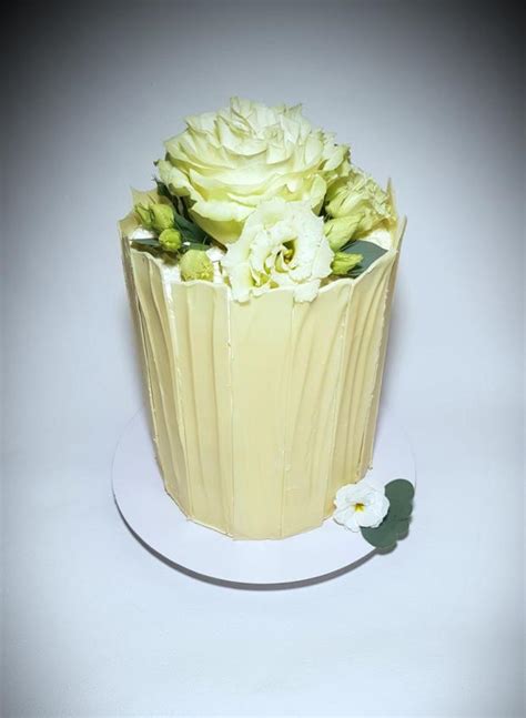 Svadobná torta s bielou čokoládou